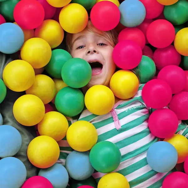 Štvorročný chlapček v bazéniku s plastovými farebnými guličkami